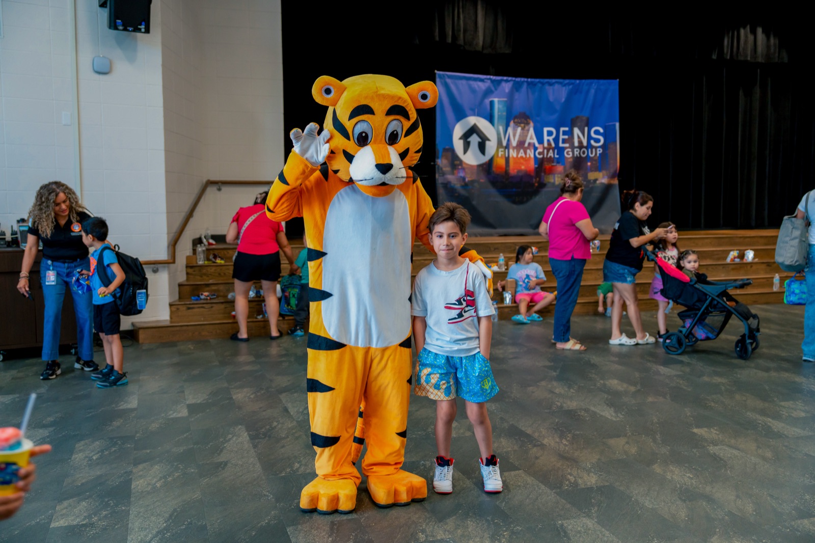 A student posing with the tiger mascot